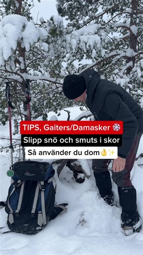 ✨ När snön blir djup och varje steg sjunker ner 💨❄️ — då gör gaiters (snödamasker) enorm skillnad. Gaiters sitter utanpå kängor och nederdel av byxorna och har ett enkelt men viktigt uppdrag: att hålla snö, väta, kyla och skräp ute. 👉 De hindrar snö från att tränga ner i kängorna 👉 Håller byxben torra och varma 👉 Skyddar mot väta, is, barr och kvistar 👉 Gör vandringen bekvämare och mer energieffektiv I djupsnö utan gaiters får du snabbt blöta strumpor, kalla fötter och tyngre steg. Med gait
