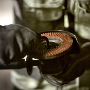 Take advantage of up to 54% more power with FLEXVOLT ADVANTAGE™. The 20V MAX* 4-1/2 in.-5 in. Brushless Cordless Paddle Switch Small Angle Grinder delivers the grinding power you need with 1,550 max watts out and up to 9,000 rpm. Shop now: https://bit.ly/3100T1K Tirez avantage d’une puissance jusqu’à 54 % plus grande grâce à FLEXVOLT ADVANTAGEMC. La meuleuse angulaire 4 ½-5 po sans balai et sans fil 20 V MAX* avec interrupteur à palette vous procure toute la puissance requise – jusqu’à 1 550 wat