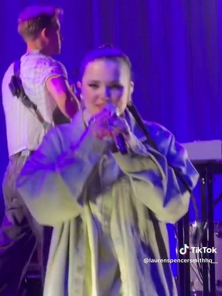 Lauren performing Back To Friends last night in Kansas City! 📹: pyt.klynn - - #laurenspencersmith #music #tour #theartofbeingamesstour #theartofbeingamess