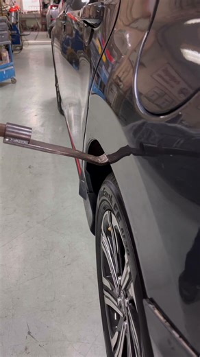 Knock to repair the rear fender edge.