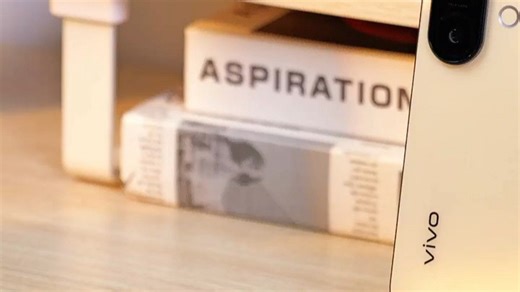 小屏旗舰来袭，手感更出众！iPhone用户也能轻松握持，日常单手操作超方便，通勤、旅行都适用。