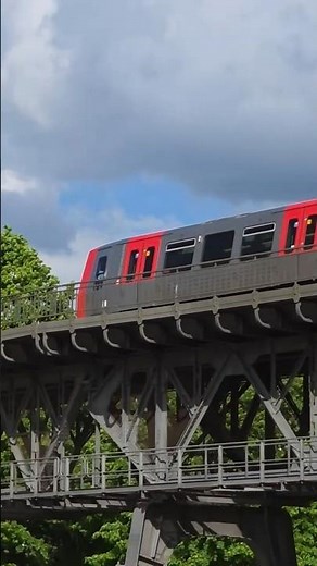 U-Bahn Hamburg U3 auf dem Viadukt an der Hellbrookstraße #trainspotting #ubahn #underground