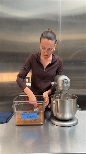 Alexandria Bowker on Instagram: "grain free hot cocoa cookies in my chocolate-y @vuoriclothing java heather set xx #vuoripartner"