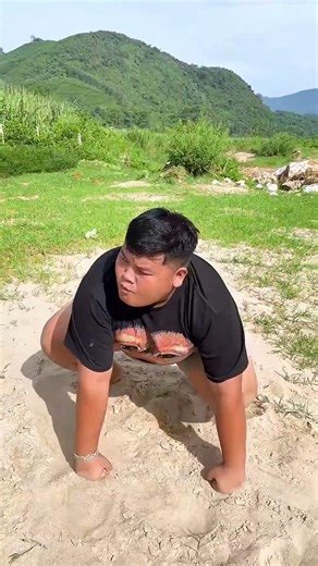 Does he look like king kong? 🦍😂