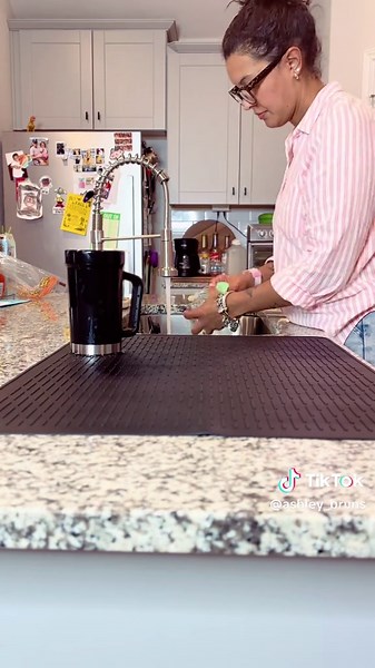 This silicone drying mat keeps your counters clean, dry, and clutter-free 🙌 Non-slip, waterproof, and heat-resistant — perfect for small kitchens, dorms, or RVs!