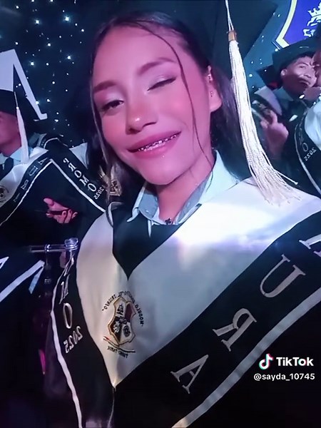 Graduación: Celebrando Logros y Birretes de Éxito