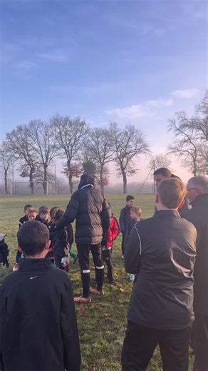 ⚽️❤️ Signature de la Charte du Club – Action PEF Dans le cadre du Programme Éducatif Fédéral (PEF), le FC Hermitage Chapelle Cintré a organisé une action autour de la signature de la Charte du club par les jeunes licenciés. 🤝 La séance a débuté par de petits tournois ludiques, avec des équipes composées de joueurs issus de différentes catégories d’âge. Ces rencontres ont permis de favoriser la mixité, l’entraide, le respect entre les plus jeunes et les plus grands, ainsi que l’esprit collectif,