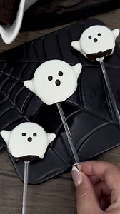 Easy Halloween treats 👻🖤 Ghost Oreo pops. There is a page pretending to be me that has gained 16k followers in the span of a week posting all of my work including this one. So frustrating that other accounts think it’s okay to steal content and use it to grow a following. It takes so much time and work to create content! Thank you for everyone that shared the page with me so I can work on reporting and getting my content taken down. There are just two videos left on the page. #halloweencookies