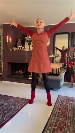 Den gode stjernestrekken🌟 med aktivering for den potensielt 😉 dovne 😅 stussen («dead butt») og for slitne føtter etter juleforberedelser og juleselskaper 👠👩🏼‍🍳👨🏻‍🍳🎄🥩🍽️👠 – det gjør alltid godt! Husk: Mikropauser med bevegelse er en av de beste gavene du gir deg selv 🤗 Gledelig jul 🌟🌟🌟 . . . #etlivibevegelse #aktivlivsstil #hverdagssterk #kiropraktor #forebyggende | Slemmestad Kiropraktorklinikk