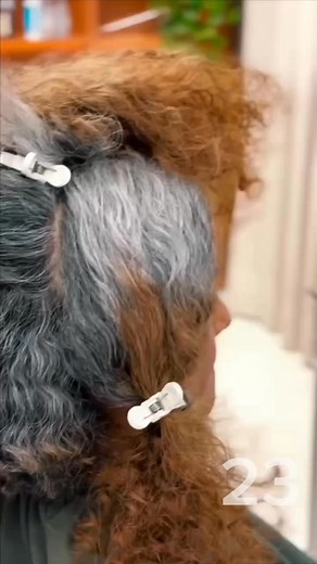 This woman hadn’t taken care of her hair for a long time, but once she cut and refreshed it, she became unrecognizable. | Old Time Stories 50