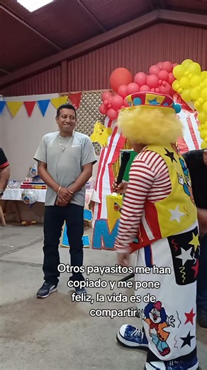 Payaso guatemalteco comparte alegría: otros payasitos lo copian