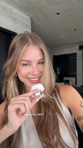 walo on Instagram: "Experimentando en videos con IA 👽 El prompt para transiciones que usé es: Create a smooth transition from the first frame to the last frame, seamlessly blending both frames with natural movement and subtle lighting changes. #tutorial #capcut #capcutpioneer #trends"