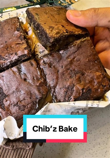 FUDGY BROWNIES CHEWY BETTT___ Pas digigit… langsung kerasa teksturnya lembut, padat, tapi tetap chewy di setiap kunyahan. Cokelatnya berasa rich, lumer pelan di mulut, manisnya pas banget—nggak bikin eneg sama sekali. Ini tipe brownies yang sekali makan susah berhenti! 🤎 Varian Produk: \t•\tThe OG Fudgy Brownies \t•\tSalted Caramel Fudgy Brownies (Limited, hanya Mini box, homemade caramel sauce) \t•\tHampers Fudgy Brownies (Limited, hanya Big box, curated toppings) 💰 Info Produk & Harga: ✨ The