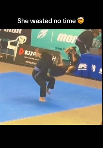 Follow for the best BJJ clips and techniques every day! ❤️ Via: anninha_.bjj #bjj #jiujitsu #jiu #grappling #bjjlifestyle