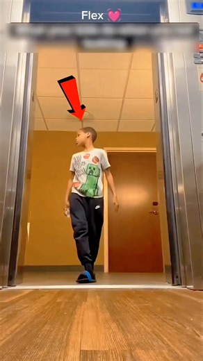 Ce Qui Est Arrivé Au Téléphone De Ce Garçon Dans L'ascenseur A Stupéfié Tout Le Monde ! 😲📱💥