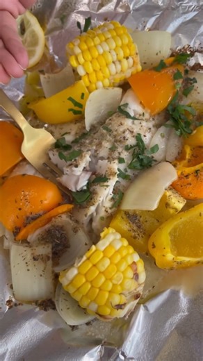 Here’s an easy way to grill tilapia without the hassle of it sticking to the grates or overcooking! Ready in under 30 minutes and perfect with a fresh salad — a light and delicious summer dinner everyone will love! 🐟☀️🥗 Recipe link https://www.unicornsinthekitchen.com/grilled-tilapia-in-foil/ | Unicorns in the Kitchen