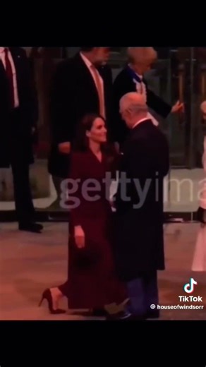 HOW TO CURTSEY LIKE A ROYAL 👸🏽 #viralshort #viraltiktok #royalfamily #princesscatherine