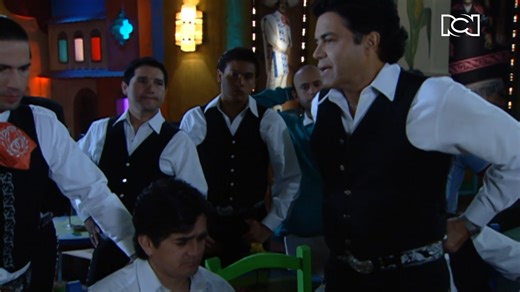 Raquel le confiesa a Leticia que tenía el presentimiento de que el mexicano le rompería el corazón a su hija Rosario. #LaHijaDelMariachi 😁 | Canal RCN