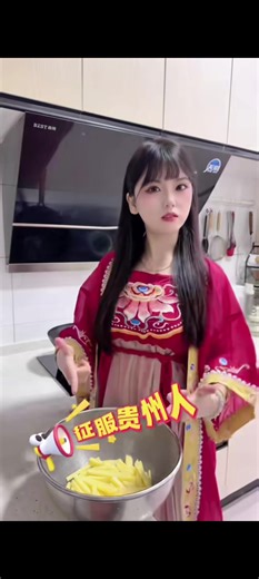 Cooking with Little KunKun (Xiao KunKun). Guangdong Province, China. #littlekunkuncook #xiaokunkuncook #chinesecooking #hanfugirl #chinesegirl #chinesefood #chinesecook #chinesecookingshow #guangdong #china