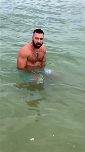 His trunks dissolved 😏😍