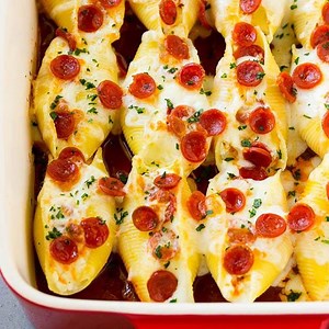 These pizza stuffed shells are pasta shells filled with three kinds of cheese and pepperoni, then baked to perfection in tomato sauce. An easy make ahead dinner that the kids will love! RECIPE: https://www.dinneratthezoo.com/pizza-stuffed-shells/ | Dinner at the Zoo