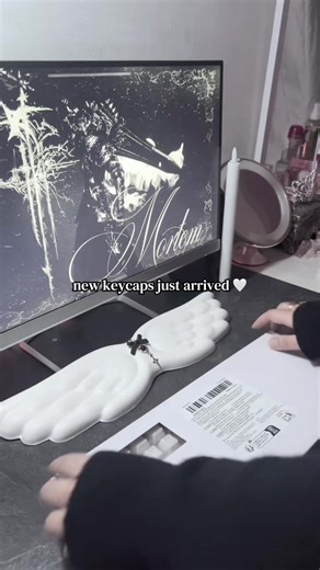 i’m so happy with them! 🤍 these keycaps make my keyboard looks so soft and angelic 🪽#unboxing #keycaps #keyboard #techtok #setup