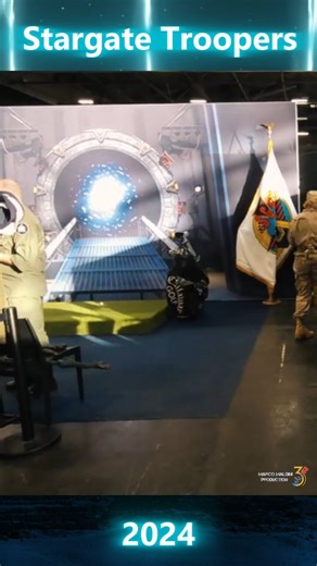 Présentation du stand des @stargate_troopers lors de @parismangascifishow 2024 👽 Pour les 30 ans de la franchise Stargate, on découvre : - Accessoires originaux de la série - Tenues authentiques - Photocall immersif pour les fans Un vrai voyage à travers la Porte des Étoiles 🔥 #Stargate #ParisManga #Cosplay #SciFi #christopherjudge | Marco Maldini