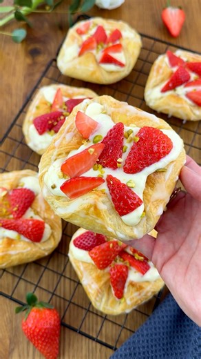 647K views · 2.2K reactions | Erdbeer Mascarpone Teilchen  Zum Rezept: https://www.foodwerk-blog.de/10-schnelle-und-einfache-erdbeer-rezepte/ | foodwerk.de | Facebook