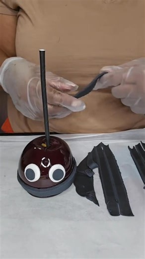 Mummy Candy Apples 🖤 I may have tried other ways along the way, but make no mistakes I still love my corn syrup! The dark corn gives a deeper, richer sweetness than light syrup, with just a touch of molasses and warm caramel. That combination of flavor pairs perfectly with the crisp tartness of the apple. Recipe: 4 cups sugar 1 1/2 cups of water 1 cup dark corn syrup Cook until 300°F (hard crack stage) Color: Super black (Hobby Lobby) 🖤 #explorepage #contentcreator #candyapples #tutorial | The