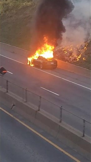 Lasalle, Montréal, Québec, Canada, inscendie d'un véhicule avant le pont Mercierle 25 octobre 2025.