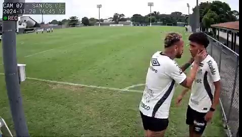 🚨Agora: Acabou de vazar vídeo Neymar AGREDINDO Robinho Jr no CT do Santos.Esta semana explodiu o caso: durante o treino de domingo (03/05) no CT Rei Pelé, Neymar e o jovem Robinho Júnior, de 18 anos, se desentenderam. Segundo a acusação, o camisa 10 teria se irritado após ser driblado pelo garoto, reagindo com xingamentos, uma rasteira e um tapa no rosto.Robinho Júnior enviou notificação extrajudicial ao Santos, alegando agressão e assédio moral, e cobrando rescisão contratual por falta de segu