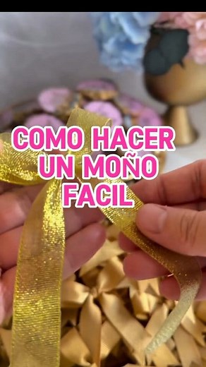 6.7K views · 60 reactions | Aprende a Realizar un Moño Hermoso  Sigue el paso a paso, Comenta y Comparte ❤️ #moño #reelschallenge #tutorial #moños #bows #tutorialmoños #usa #lazos #navidad #christmasdecor #diyhomedecor #polonia #moñoshechosamano #diy #HolidayDecor #holiday #jinglebellblooms #bow #homedecor #crafting #italy | Detalles LuMora | Facebook