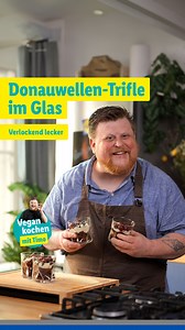 Keine Zeit zum Backen? Kein Problem, hier kommt die süße Rettung für euch 😌. Donauwellen-Trifle im Glas mit selbstgemachtem Vanille-Pudding. 🔝 Pudding geht auch pflanzlich - und schmeckt genauso lecker! 😍 Mit der Milchalternative deiner Wahl tust du on top dem Planeten etwas Gutes, denn Pflanzendrink verursacht in der Regel weniger Treibhausgase als Kuhmilch und verbraucht weniger Wasser und Anbaufläche. 💚 Danke an ProVeg International für diesen Hinweis. 🤜🏻🤛🏻 Rezept und Zutaten findest 