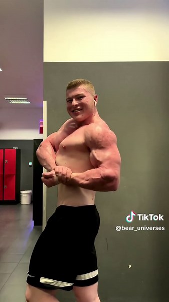 Germany Bodybuilder Muscle Flexing #5 #bodybuilding #gym #bulk #swole #bear #flex #tank #hulk #mass #beast #bodybuilder #muscle