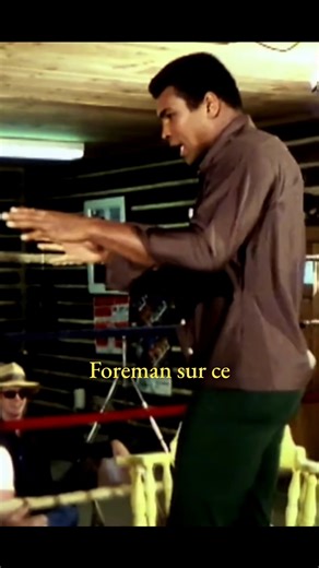 Le langage corporel du boxeur… – – Ton style de boxe est ton langage corporel. Il est dicté par lui. Sur le ring, tu ne peux pas mentir. Une feinte mal sentie, un coup qui fait mal, et tu reviens immédiatement dans le vrai. Tu peux être très bon en shadow boxing, très propre au sac. Mais dès que tu te prends un vrai coup, tout se révèle. C’est là que ton corps parle. C’est pour ça que ton style ne peut pas être construit uniquement sur l’attaque. Il y a la boxe de surface. Celle qui est belle. C