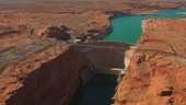 Luchtfoto van de Glen Canyon Dam en Colorado River in Sunshine