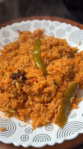 Shwetha C on Instagram: "Tomato bath in kadai❤️✨ Ingredients:- 1 glass soaked rice 3 tbsp oil 2 onion 2 tomato 6 crushed garlic 1 inch crushed ginger 1 star anise 2 cloves 1 cinnamon stick Handful of coriander & pudina 3 green chilli 1 tsp Kashmiri chilli powder 1 tsp garam masala Salt as per taste 2 glass water #viral #instagram #instagood #trending #food"