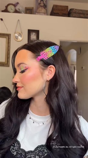 Kitsch on Instagram: "Serving major Lisa Frank® energy 💖✨ Match your XL Creaseless Clips in Rainbow Leopard with this technicolor makeup look! Let us know what you think of this style in the comments below! 👀🎨⁠ ⁠✨Comment and like this photo for a chance to win a $100 gift card to Kitsch! One winner will be chosen and announced on the 1st of each month. Must be following us to win.✨⁠ ⁠ #lisafrank #kitsch #new #haircare #beauty #hair⁠"