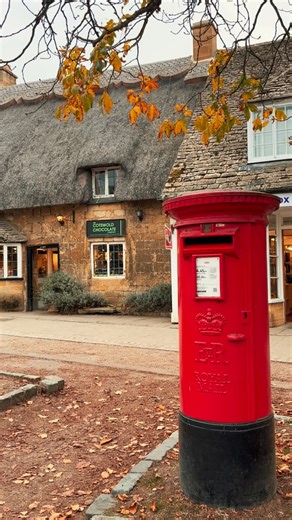 The Cotswolds 🏴󠁧󠁢󠁥󠁮󠁧󠁿 Here’s another magnificent reel for you to enjoy from the beautiful Cotswolds during Autumn. This time it’s some more autumnal videos by Matt in the village of Broadway this evening. Will you be exploring here in Autumn🍂🎃🍃 If you like what you see and love the Cotswolds. Please consider following us at @Cotswolds_Culture today! 📸 Reel By: Matt @cotswolds_culture ☀️ #Cotswolds_Culture To Feature! 🏡 🧡 We Hope You Enjoy Your Stay Here! 👋 📍 Broadway / Cotswolds A