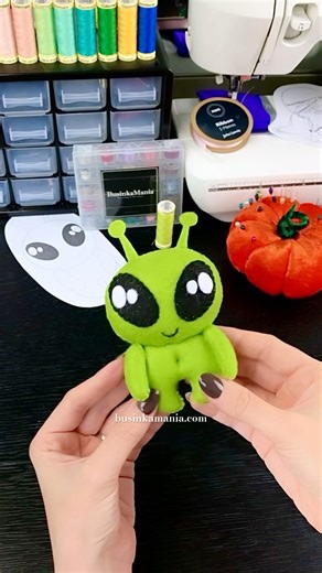 How to Make a Felt Alien Ornament – Easy Halloween Decor 👽 #DIY #halloweencrafts