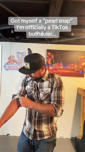 Sometimes hauling isn’t as easy as it looks! Watch this bull hauler navigate a tight spot with skill and precision. #bullhauler #cattlehauler #truckersoftiktok #truckertiktok | The Minnesota Bullhauler