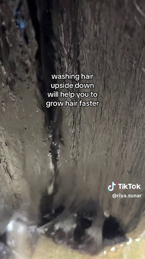 It’s a good practice for those who trying to grow their hair. While it won't magically make your hair grow faste but it indirectly supports healthy growth by allowing for a better scalp massage and preventing breakage. #upsidedown #foryou #inversemethod #hairgrowth #haircare