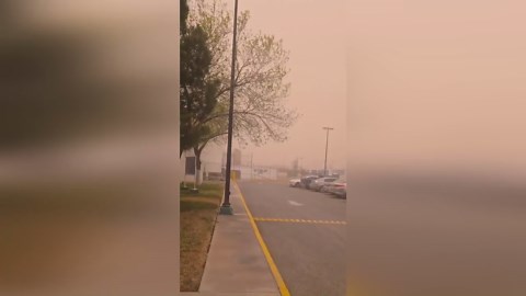 Sandstorm rages through car park in Mexico