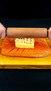 Eine italienische Familie hat es mir beigebracht. Anders koche ich Lachs nicht! Zutaten: Lachs: 2 kg weiche Butter: 100 g Knoblauch: 20 g schwarzer Pfeffer: 5 g Salz: 10 g Zwiebel: 2 St Pilze: 120 g Knoblauch: 10 g Kirschtomaten: 100 g getrocknete Tomaten: 30 g Spinat: 80 g Kochsahne: 200 g schwarzer Pfeffer: 5 g Salz: 5 g Parmesan: 30 g Knoblauch: 8 g Zitrone: 1 St | Schmackhaft.tv