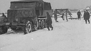 1944年初 德国东线战场Sd.Kfz. 9半履带车牵引战壕开沟犁