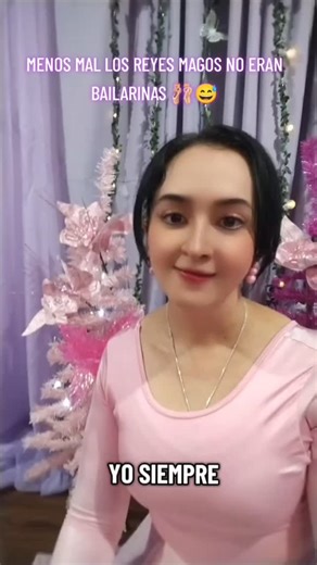 MENOS MAL LOS REYES MAGOS NO ERAN BAILARINAS 🩰😅 (PORQUE LA PESebrERA NO CUMPLÍA EL DRESS CODE) En la danza también existe la farándula 🩰✨ Se habla de las zapatillas 👟, del vestuario 👗, del tutú nuevo 🩰, de quién estrenó y de quién no ✨ De cómo se reparten los roles 🎭, quién baila el solo 🌟, quién queda al fondo 👀 y quién “merecía más escena”. Se comenta quién subió de peso ⬆️, quién bajó ⬇️, quién llegó con novio 💑, quién terminó 💔 y quién trae drama nuevo 🎬 Que si el maquillaje no e