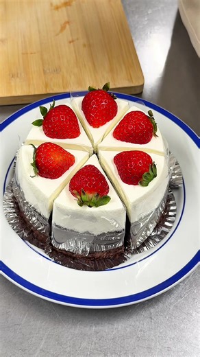 クリームたっぷり乗った苺のガトーショコラ🍓🍫 📍福岡 / 薬院 【店名】cake and coffee YAKUIN STUDIO 【時間】11:00～17:00 【定休】月曜日 #福岡グルメ #japanesefood