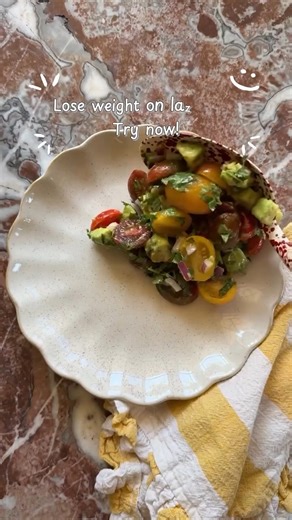 Some days you come home from work, open the fridge… and just want to shut it right away 😮‍💨 Too tired to cook, too bored to figure out what’s for dinner. So you end up skipping the meal – or worse, ordering fast food. Extra calories, zero nutrition, and your weight loss plan goes off track. 👉 But you deserve meals that are both delicious and waistline-friendly. In just minutes, these lazy Mediterranean meals can save your evening: 🍳 Feta Scrambled Eggs – creamy, protein-packed, ready in 5 mi