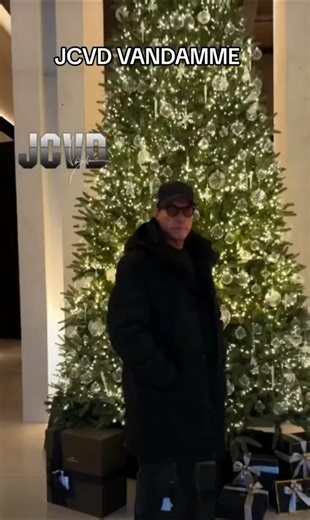 Celebrando a JCVD: ¡Feliz Navidad y Año Nuevo 2024!
