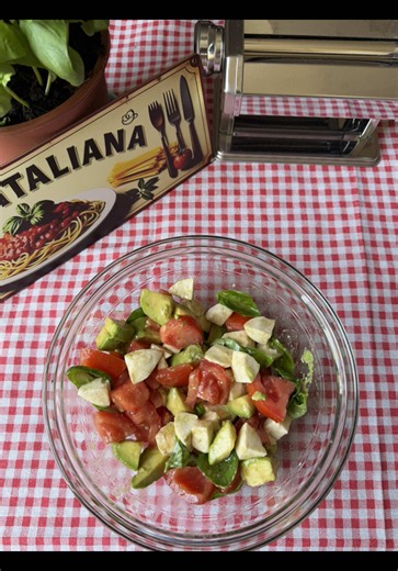 Easy Avocado, Mozzarella & Tomato Salad Recipe